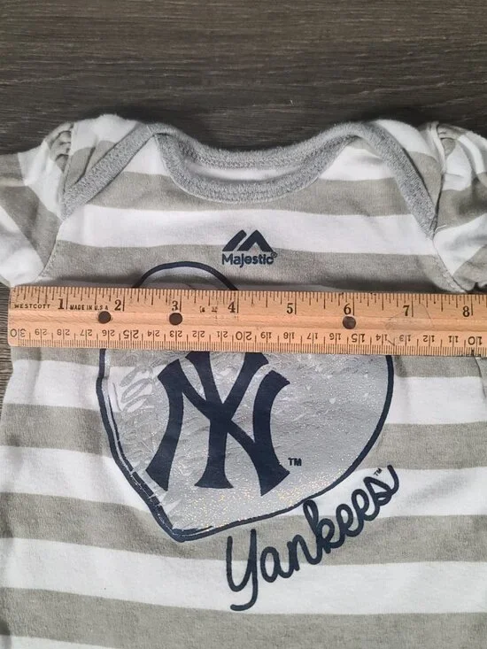 Lot of 2 Majestic New York Yankee Baby Girl's Size 0-3 Onesies. - Picture 6 of 15